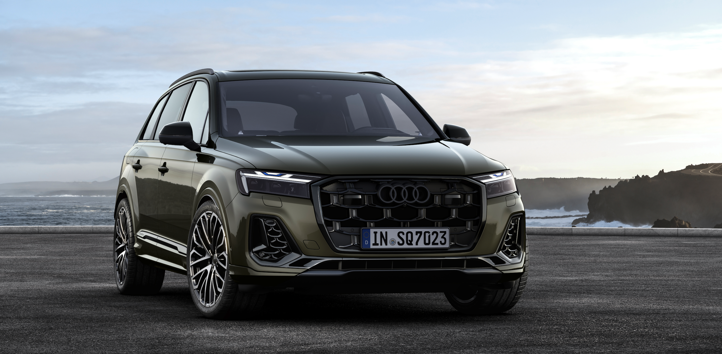 AUDI SQ7 TFSI | NOVÝ FACELIFT | PRVNÍ OBJEDNÁVKY ONLINE | V8 BITURBO 507 koní | sportovně luxusní benzínové SUV | maximální výbava | super cena | objednání a nákup online | auto eshop | AUTOiBUY.com